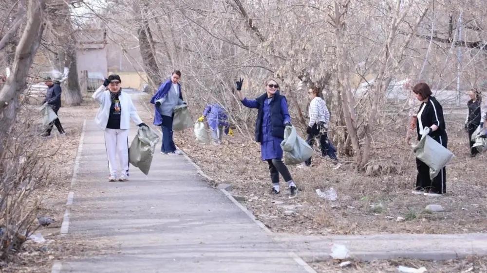 Субботник в Карагандинской области: жители и предприниматели объединяются для уборки и благоустройства Астане