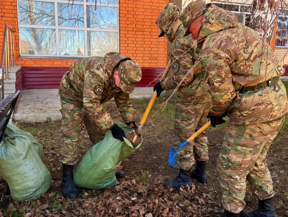 Военнослужащие Национальной гвардии провели экоакцию в Центре социального обслуживания «Шарапат» в Астане (2)