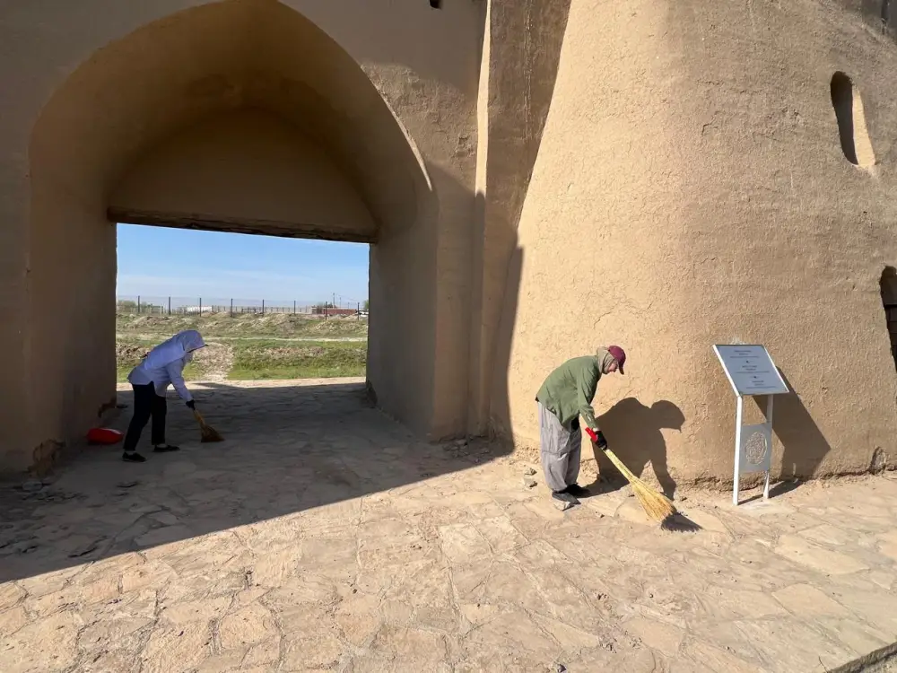 “ТАЗА ҚАЗАҚСТАН”: ПРОВЕДЕНА УБОРКА ВОЗЛЕ МАВЗОЛЕЯ ХОДЖА АХМЕДА ЯСАВИ (6)