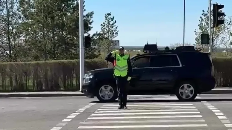 В Астане полицейский попросил прохожего снять его на видео во время службы: вирусное видео с кортежами привлекло внимание общественности Астане