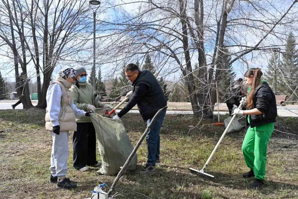 Аким области принял участие в общерегиональном субботнике (5)