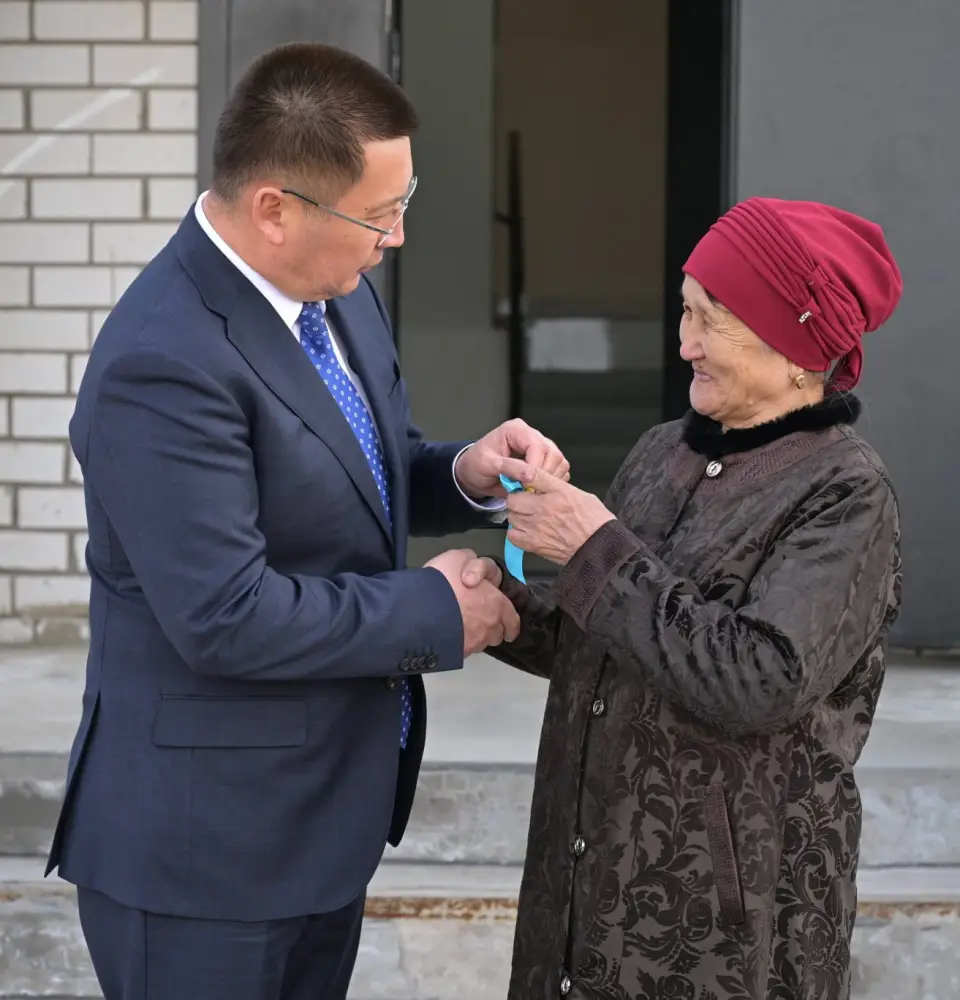 Аким области Асаин Байханов в ходе рабочей поездки в Актогайский район посетил новую детскую школу искусств «Балдаурен» и принял участие в церемонии вручения ключей новоселам 24-квартирного жилого дома (6)