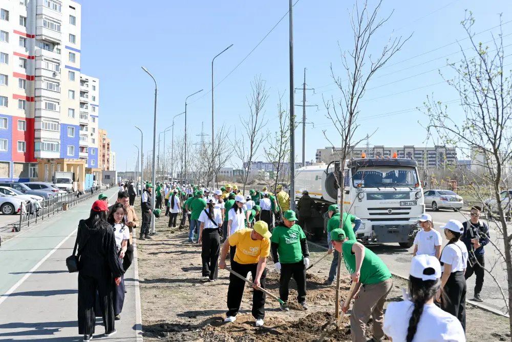 Зеленая симфония: Аким области вместе с жителями Семее создал новый лес в рамках акции по посадке деревьев Астане