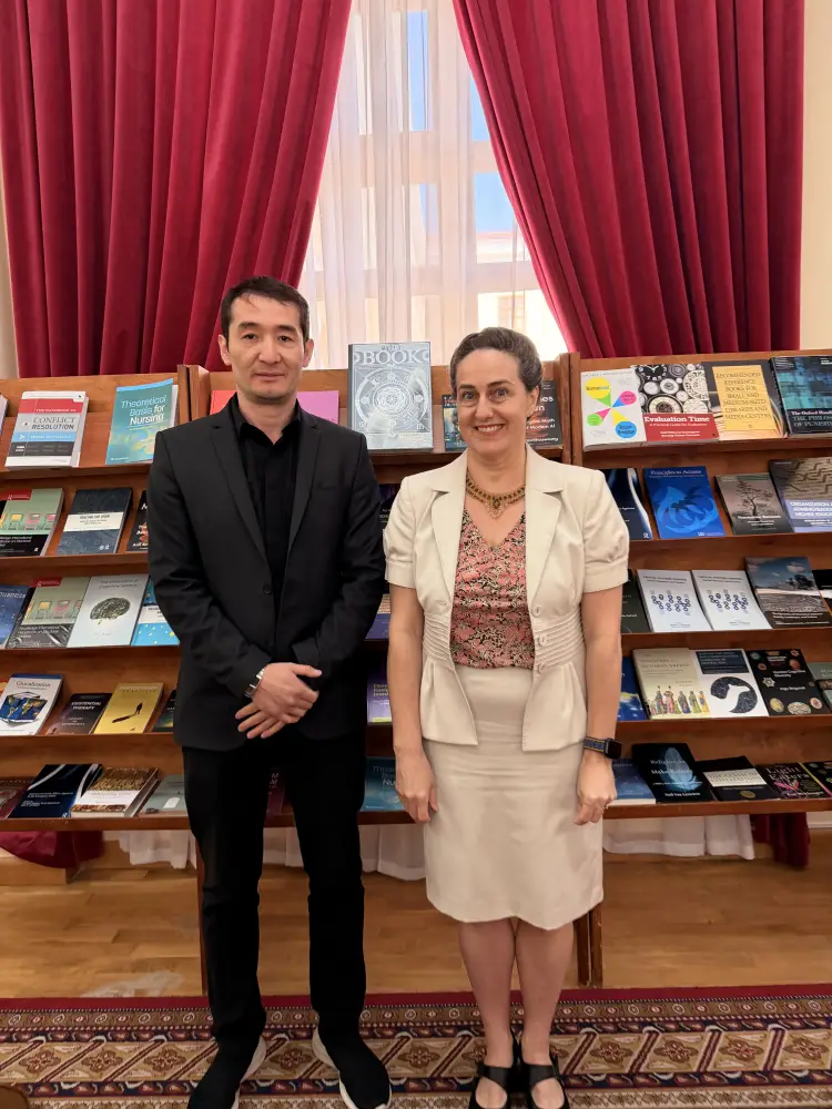 Генеральное консульство США передало фонду «Ғылым ордасы» уникальную коллекцию научных книг (2)