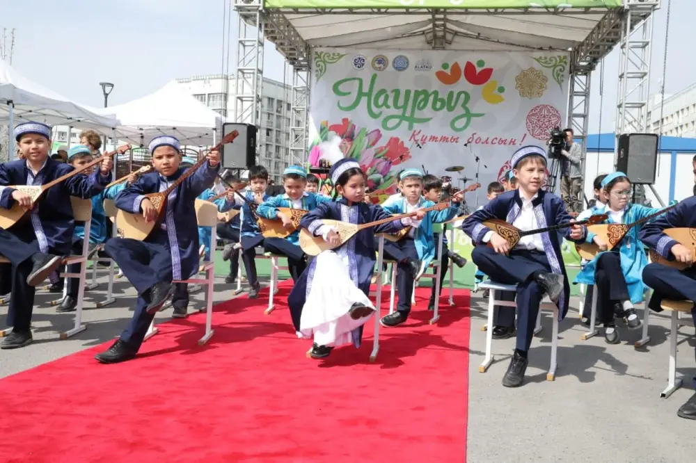 Субботник в Алматы: молодое поколение и наставники объединяются для создания «Аллеи наставничества» Астане