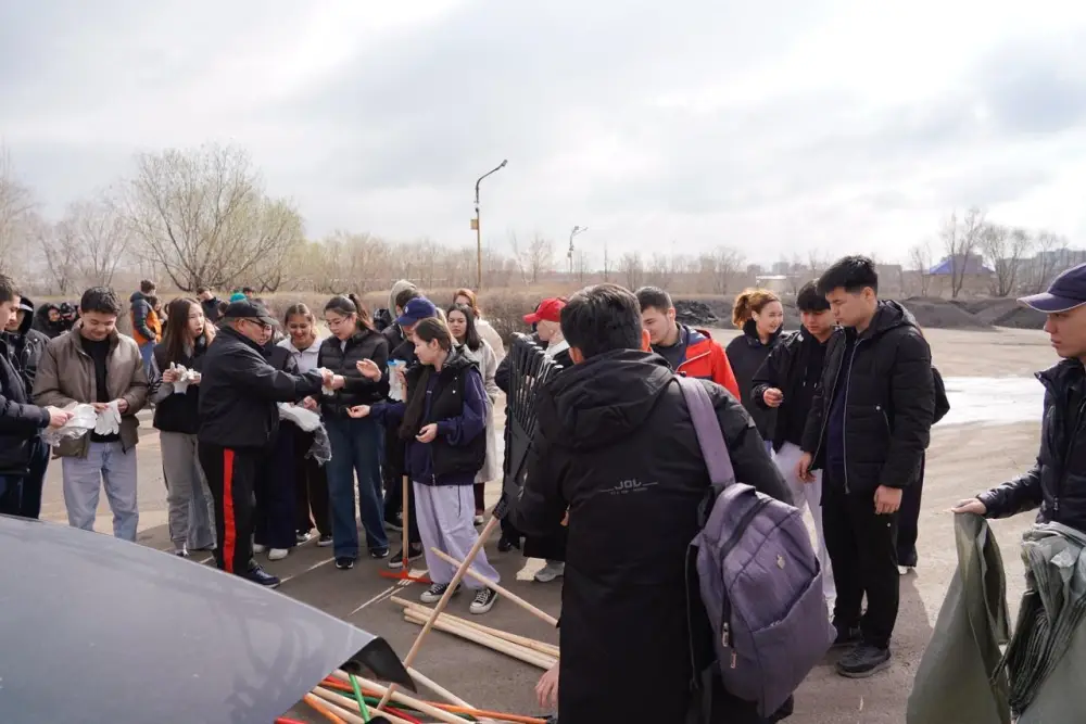 Студенты столичного вуза приняли участие в субботнике (8)