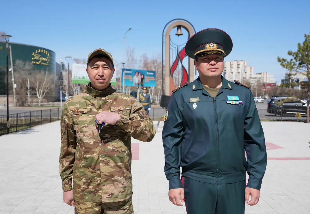 Министр по ЧС принял участие в памятной церемонии на Аллее спасателей (3)