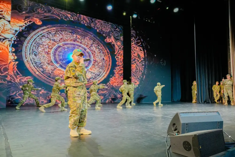 В Астане состоялась трогательная церемония проводов новобранцев в армию с участием более 700 школьников Астане