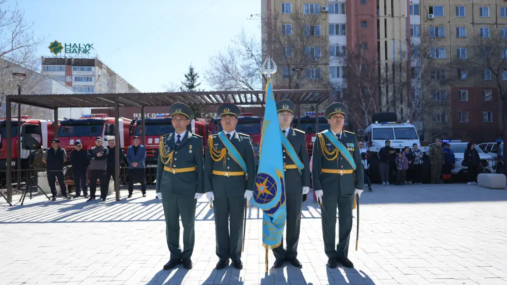 Министр по ЧС принял участие в памятной церемонии на Аллее спасателей (6)