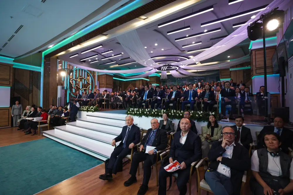 Аким области выступил с докладом на тему повышения качества местного управления (5)