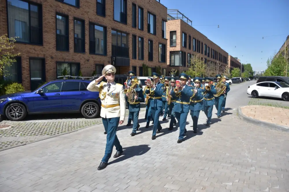 В Алматы поздравили ветерана Великой Отечественной войны со 101-летием (5)