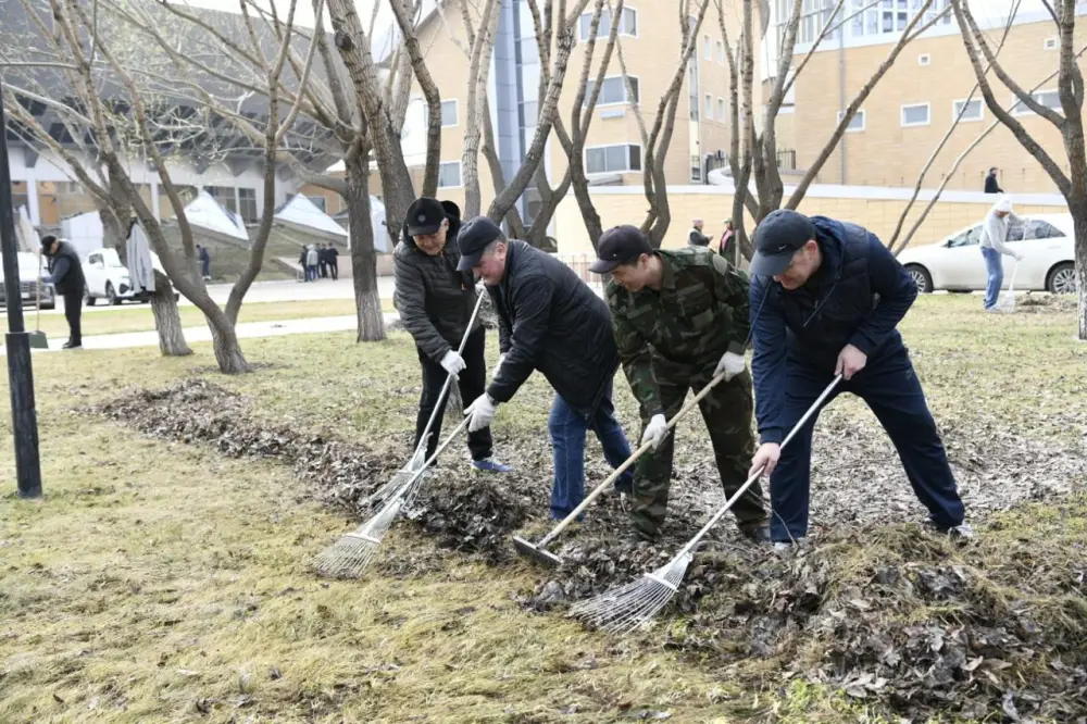 «Таза Қазақстан»: около 200 сотрудников цирка вышли на субботник в Астане (5)