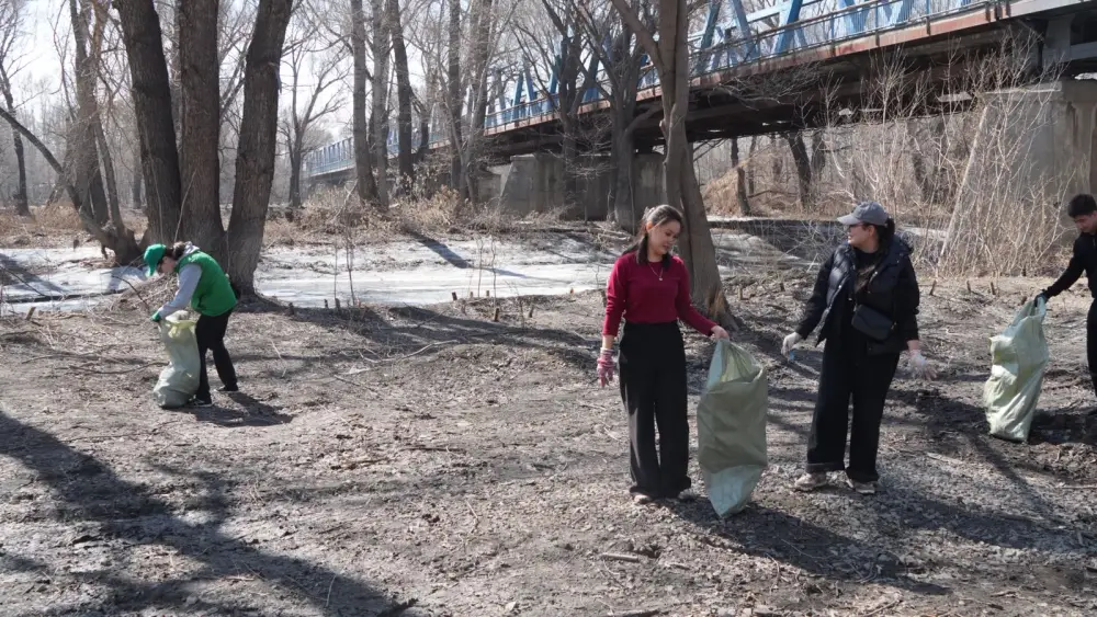 Студенты и волонтеры Семее объединяются для очистки острова Бейбітшілік Астане