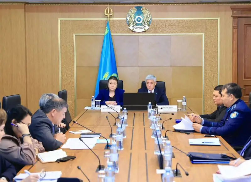 В акимате Карагандинской области обсудили проблему детских суицидов (7)