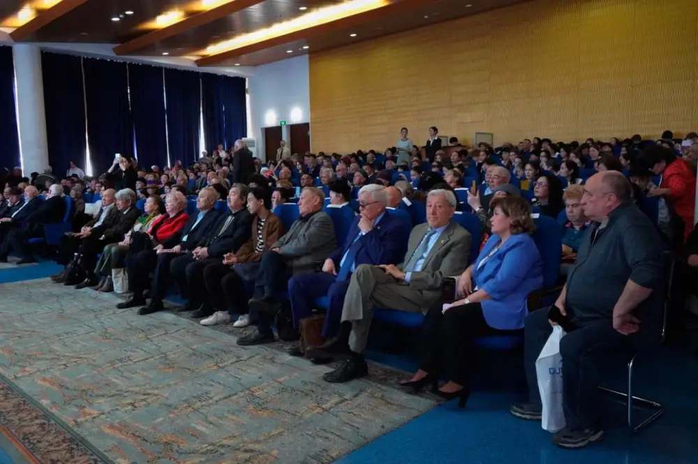 В честь 90-летия Олжаса Сулейменова в Алматы презентовали сборник произведений поэта (3)