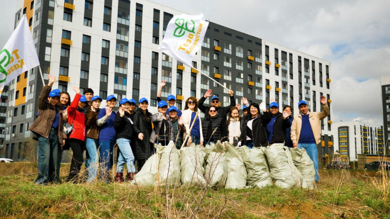 Субботник в Астане: Более тысячи сотрудников банков поддержали акцию 'Таза Қазақстан' на берегу канала Нура-Ишим Астане