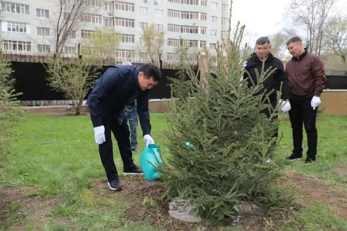 Полицейские очищают столицу в рамках субботника Астане