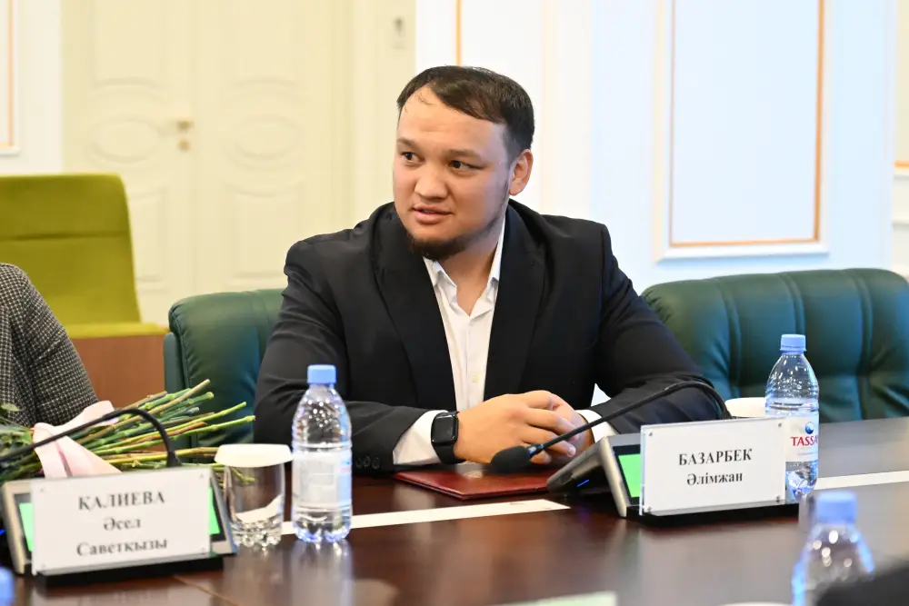 Бейбит Исабаев вручил ключи от однокомнатной квартиры призеру XXV Сурдлимпийских игр Рамазану Абдрасилу (3)