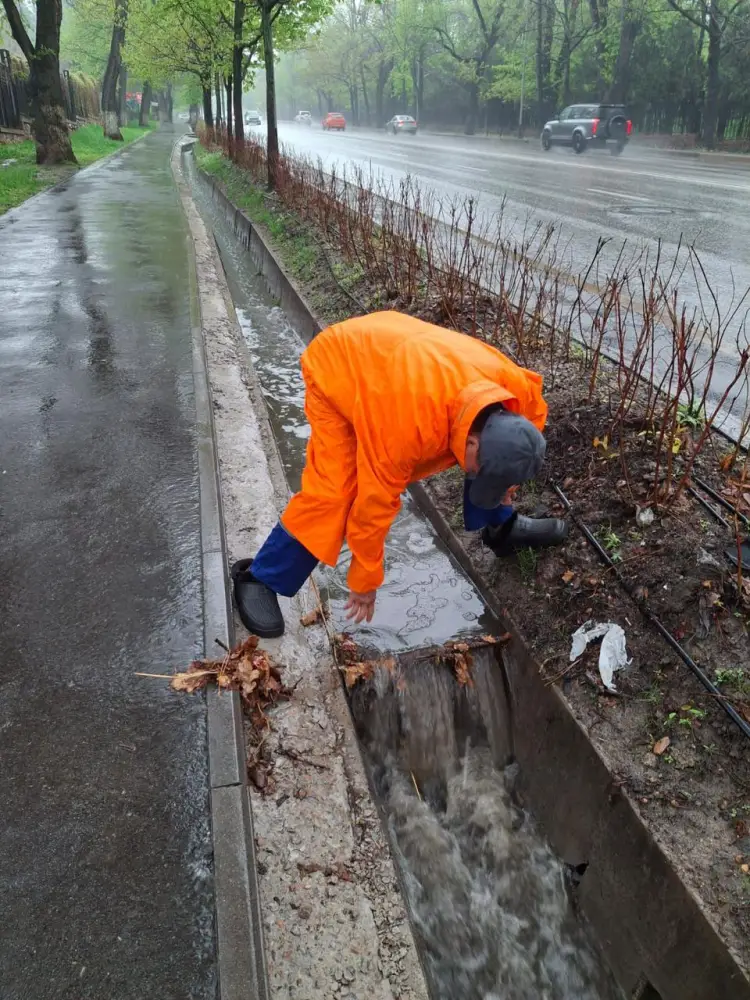 В Алматы организована круглосуточная работа служб на фоне обильных осадков (3)