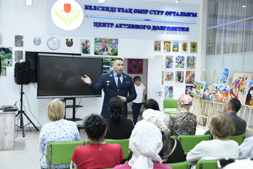 «Закон и порядок»: как не попасть в ловушки мошенников, рассказали пожилым жителям столицы (2)