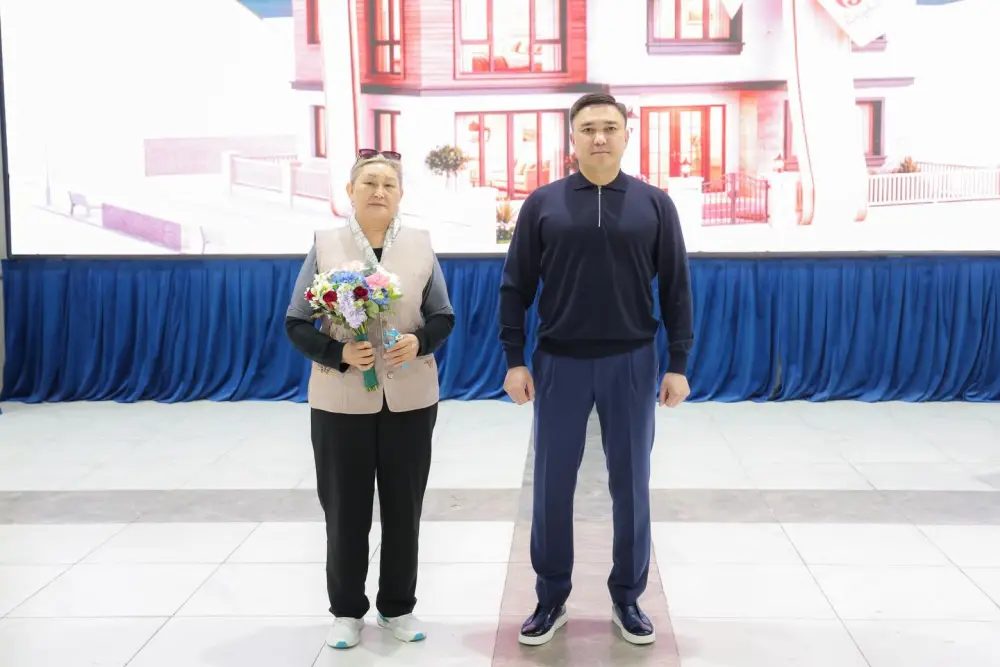 В ШЫМКЕНТЕ КЛЮЧИ ОТ КВАРТИР ПОЛУЧИЛИ НОВЫЕ СЕМЬИ ИЗ ЧИСЛА ОЧЕРЕДНИКОВ (7)