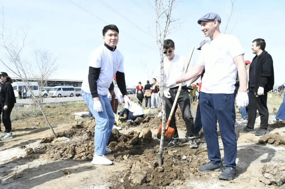 120 тыс. жителей и 10 тыс. деревьев: как прошла экоакция «Таза Қазақстан» в Астане (6)