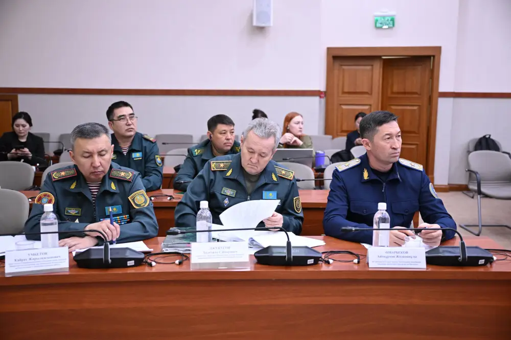 Замминистра обороны представил в Мажилисе обновленную систему допризывной подготовки молодежи (3)