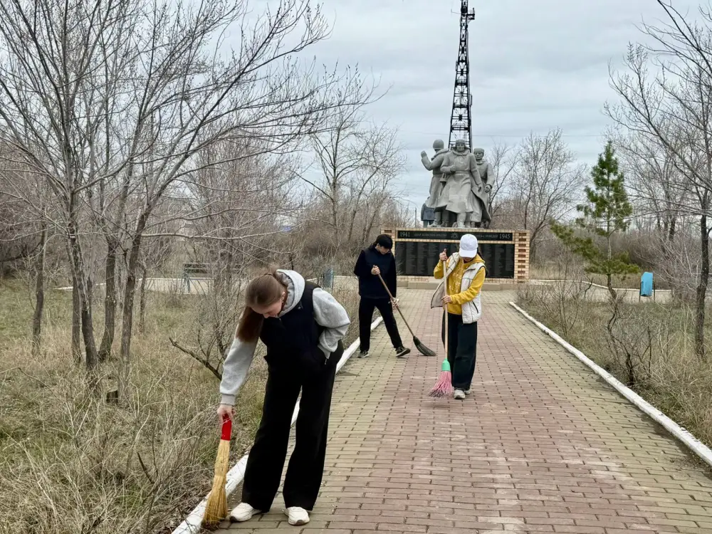 Молодежь Наурзумского района проводит акцию по уборке памятника героям Астане