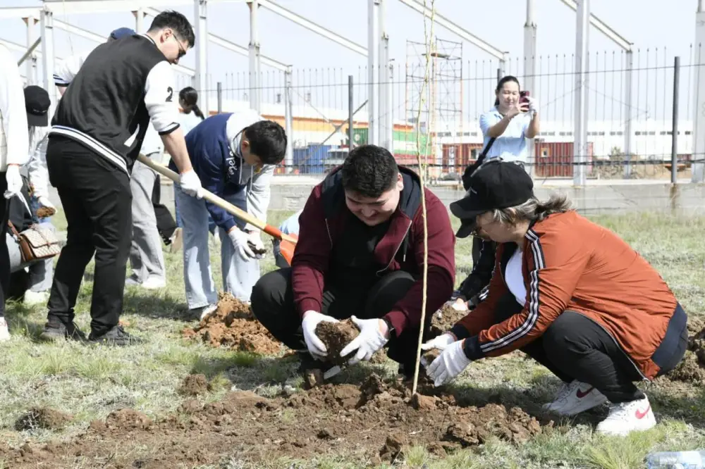 120 тыс. жителей и 10 тыс. деревьев: как прошла экоакция «Таза Қазақстан» в Астане (8)