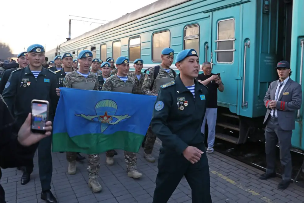 Астана торжественно встретила уволенных в запас десантников (2)