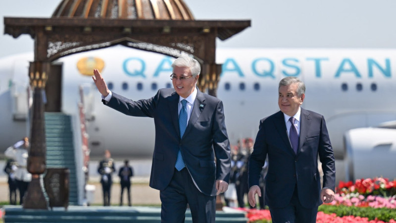 Токаев в Узбекистане: цветы и танцы на встрече с президентом Астане