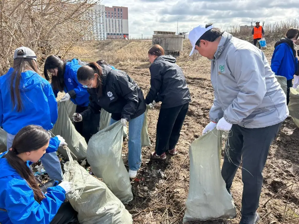 «Таза Қазақстан»: тонны мусора убрала столичная молодежь на набережной Есиля (2)