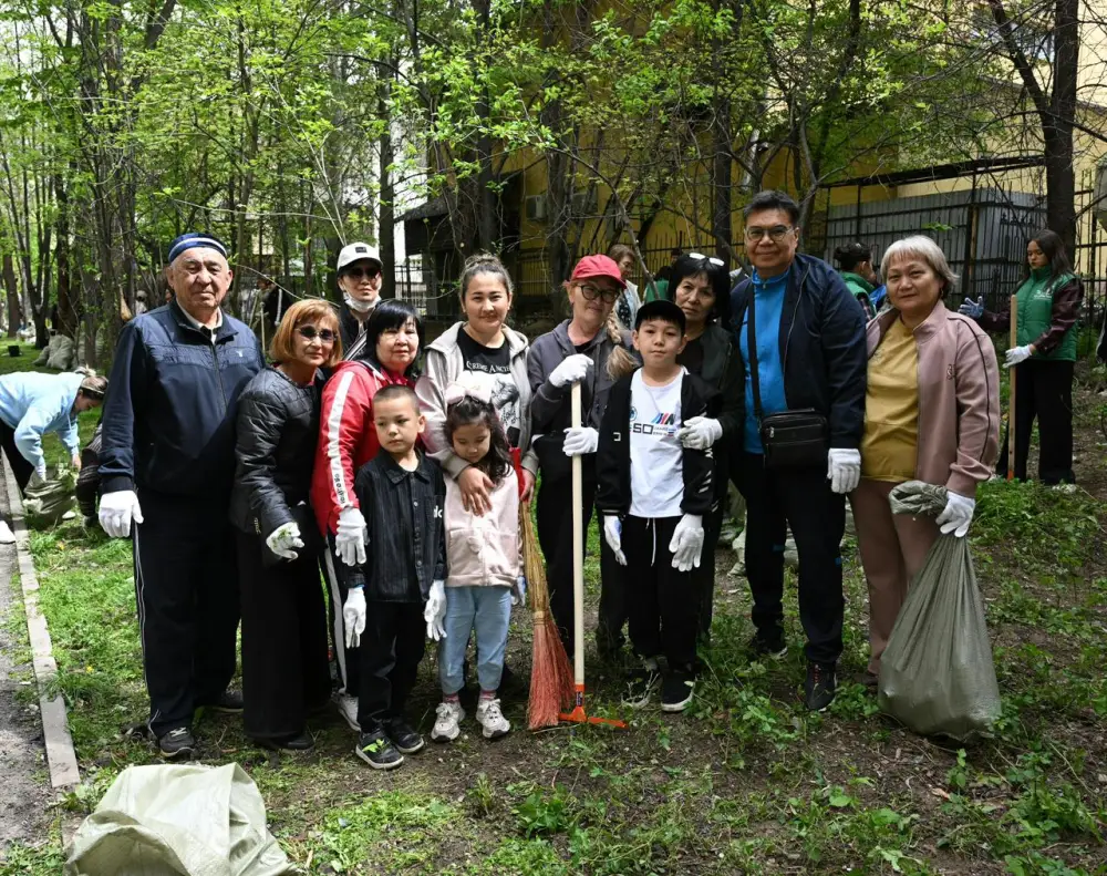Субботники в Алматы: участие горожан в уборке и озеленении города Астане