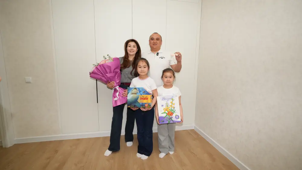 В Астане семье спасателя вручили ключи от квартиры (9)