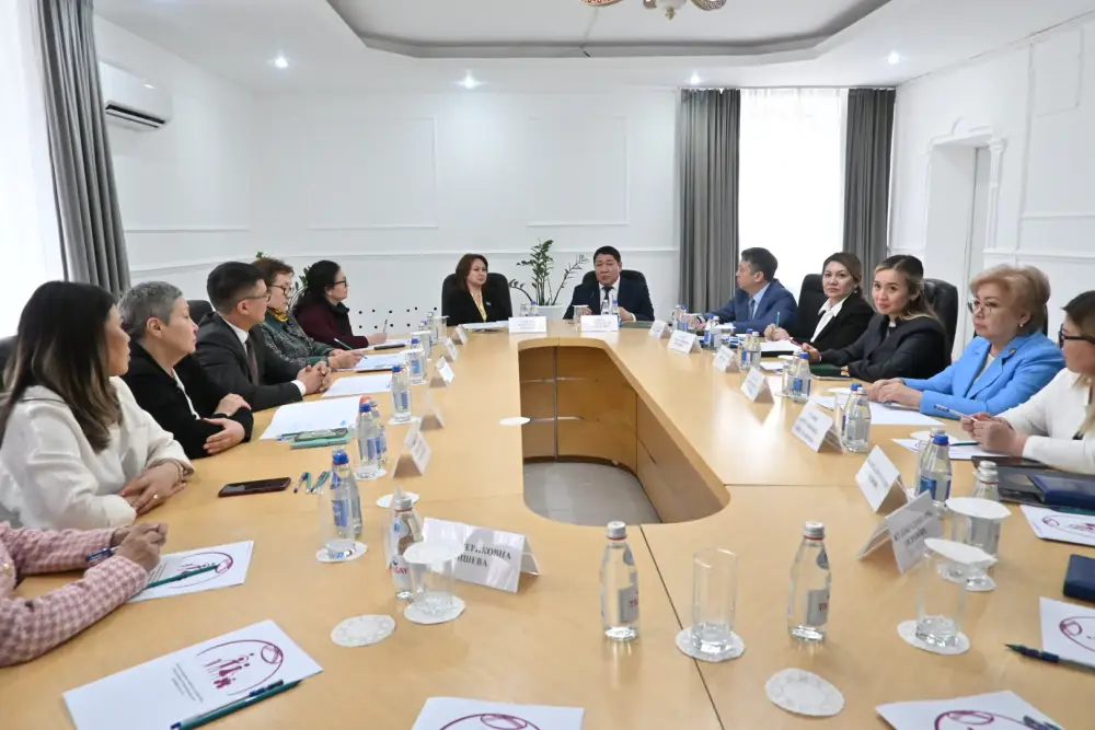 Уполномоченный по вопросам семьи при Президенте РК Снежанна Имашева ознакомилась с работой Центра разрешения семейных конфликтов в Астане (2)