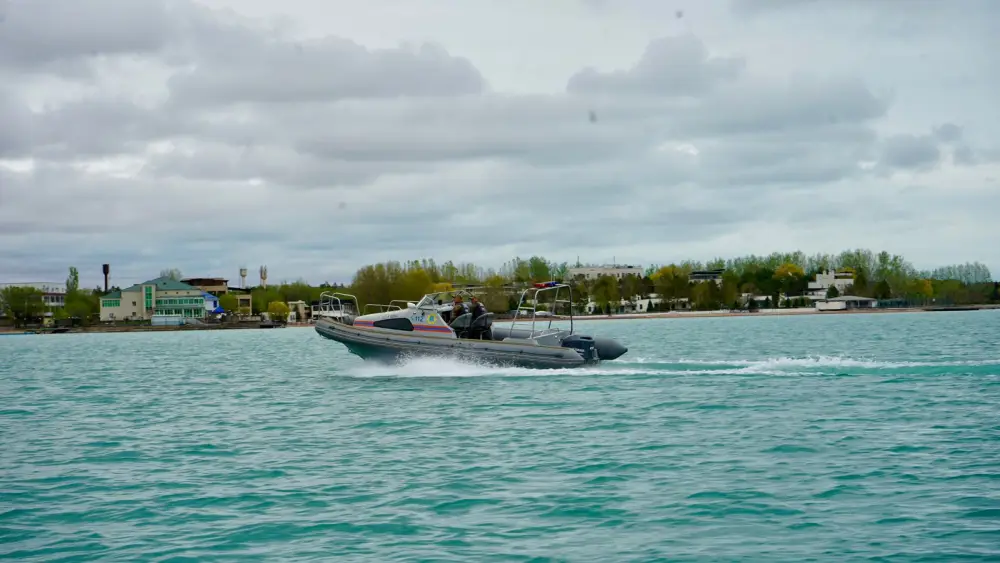 Спасатели МЧС патрулируют на акватории Капчагайского водохранилища (2)