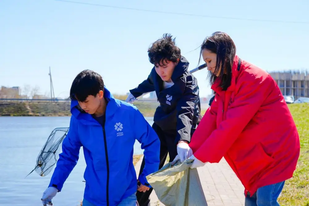 Около 200 волонтеров и жителей столицы вышли на уборку набережной Есиля (4)