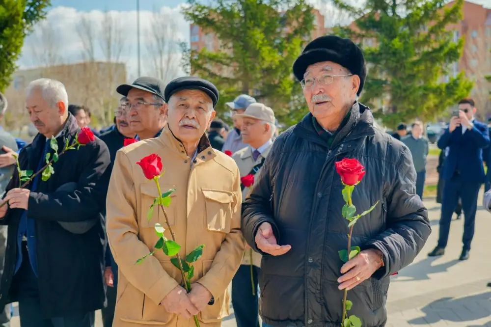 День работников науки: в Астане прошла церемония возложения цветов к памятнику Канышу Сатпаеву (7)