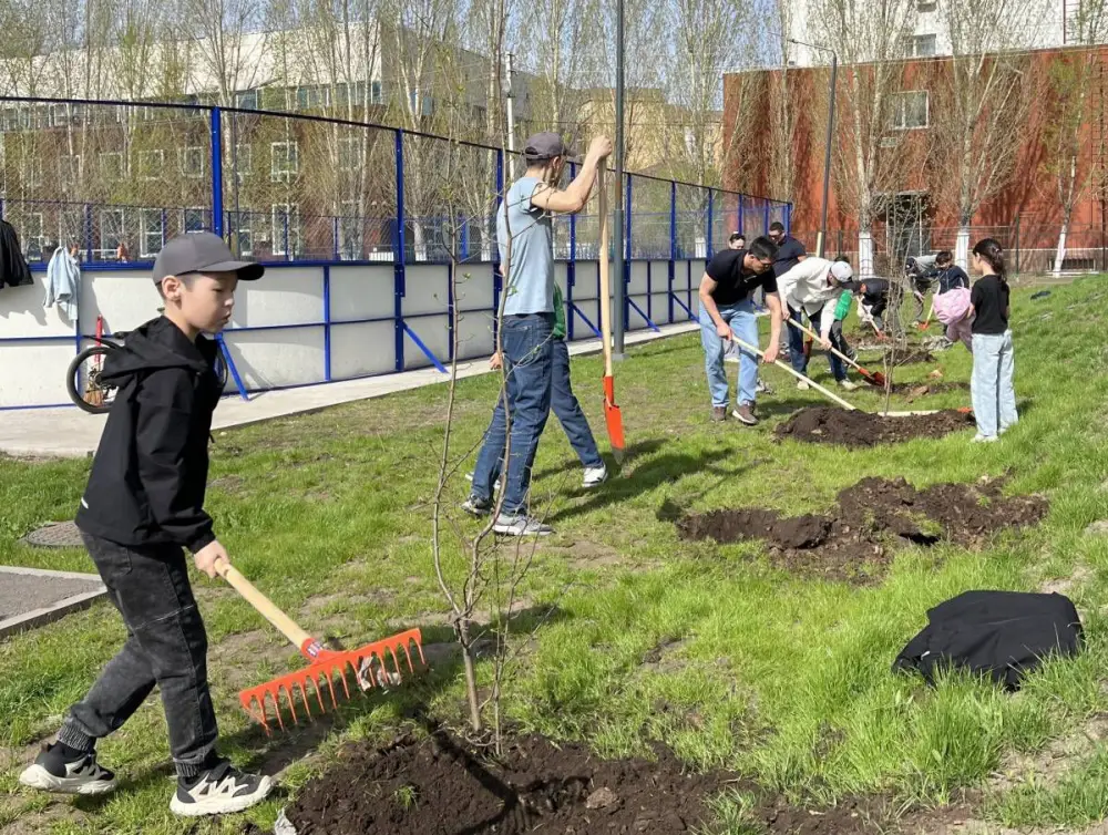 «Таза Қазақстан»: в Астане прошло мероприятие «Сад будущего — озеленение школьного двора» (4)