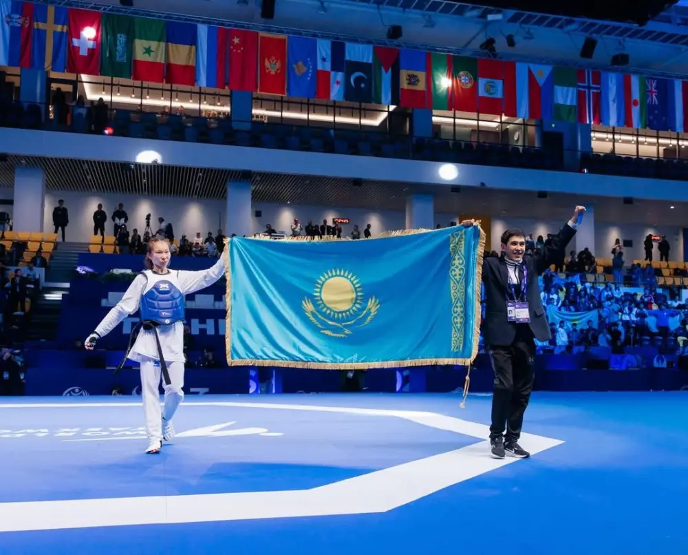 Айым Серикбаева из Астаны завоевала золото на юниорском чемпионате мира в Ташкенте, победив мексиканку Дару Ширли со счетом 2:0. Астане