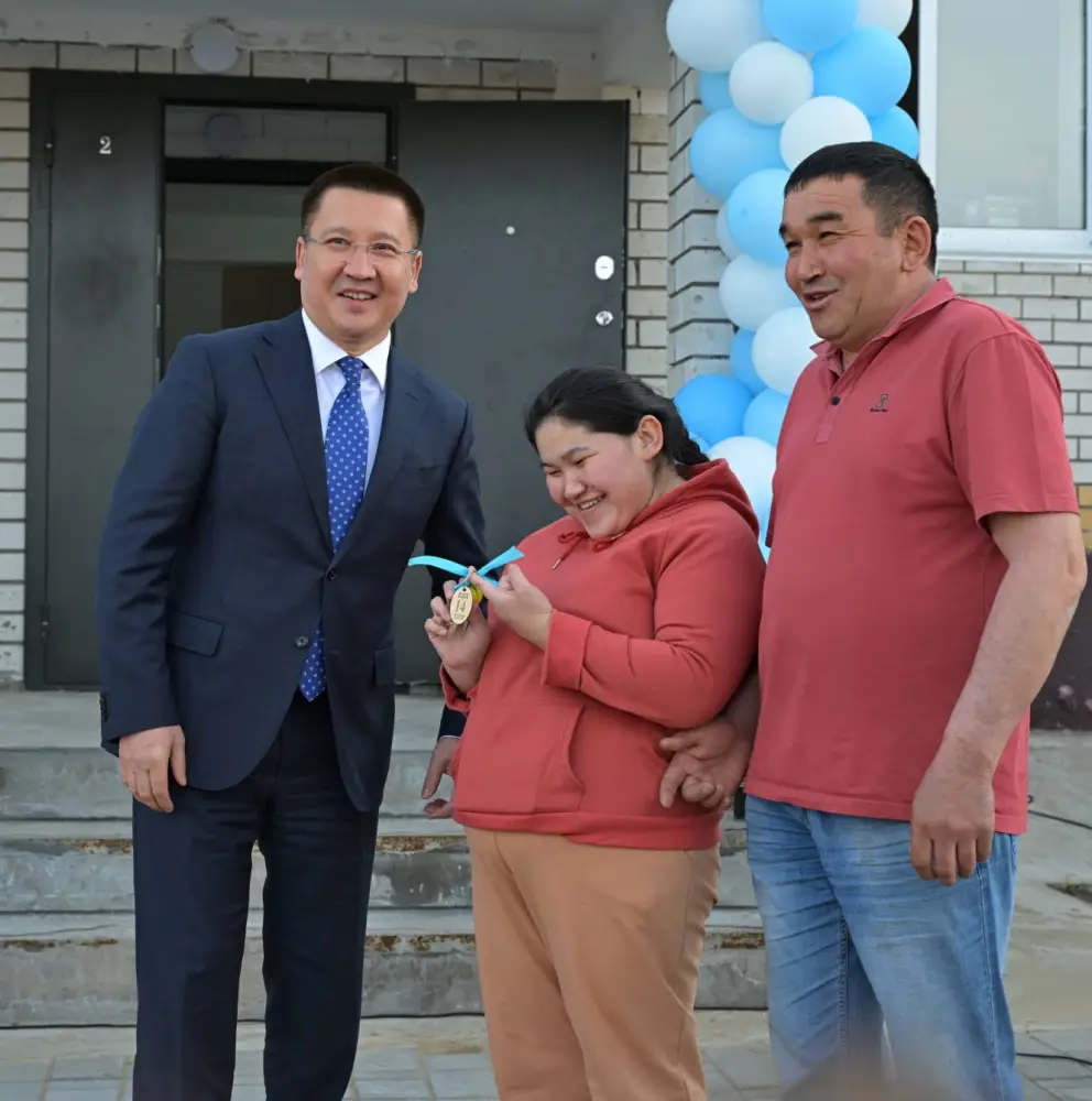 Аким области Асаин Байханов в ходе рабочей поездки в Актогайский район посетил новую детскую школу искусств «Балдаурен» и принял участие в церемонии вручения ключей новоселам 24-квартирного жилого дома (9)