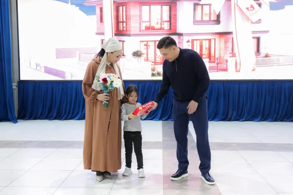 В ШЫМКЕНТЕ КЛЮЧИ ОТ КВАРТИР ПОЛУЧИЛИ НОВЫЕ СЕМЬИ ИЗ ЧИСЛА ОЧЕРЕДНИКОВ (4)