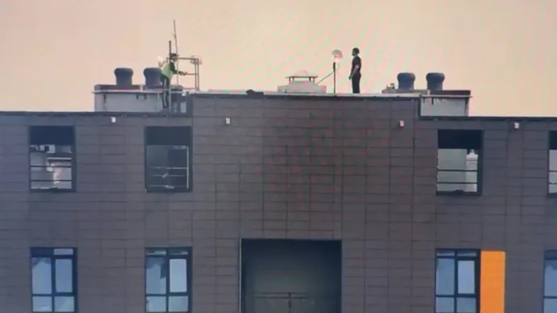 Драма на крыше ЖК 'Коркем-3' в Астане: полиция показала видео спасения 18-летнего юноши Астане
