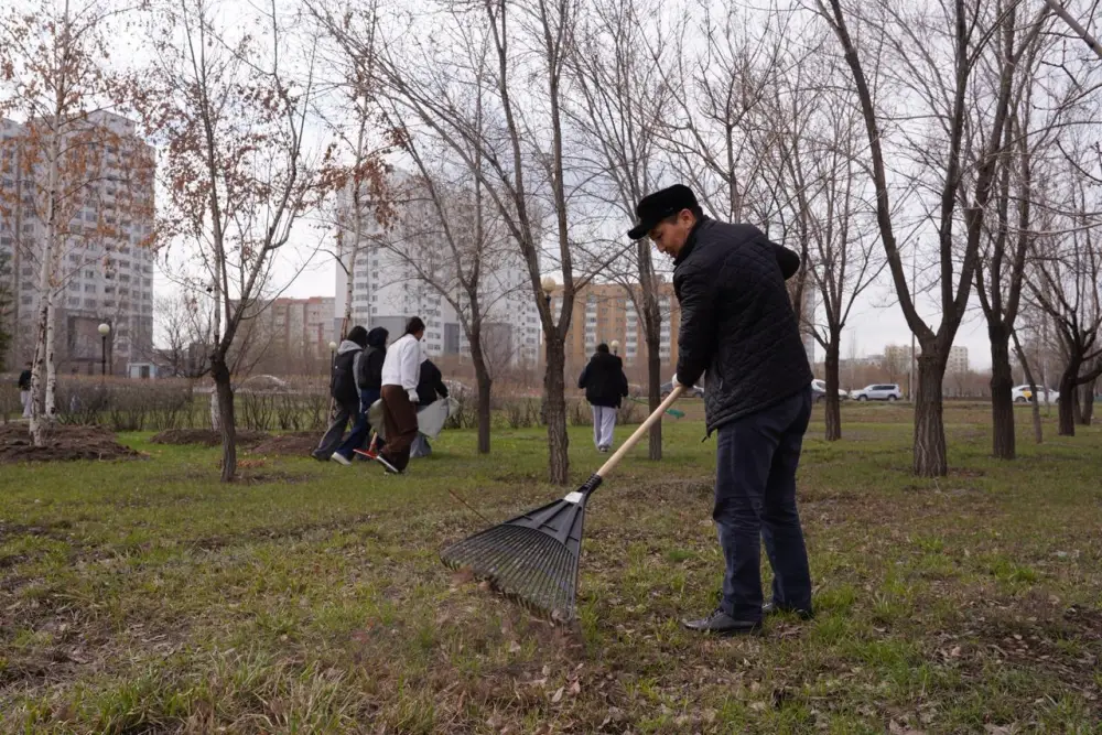 Студенты столичного вуза приняли участие в субботнике (3)