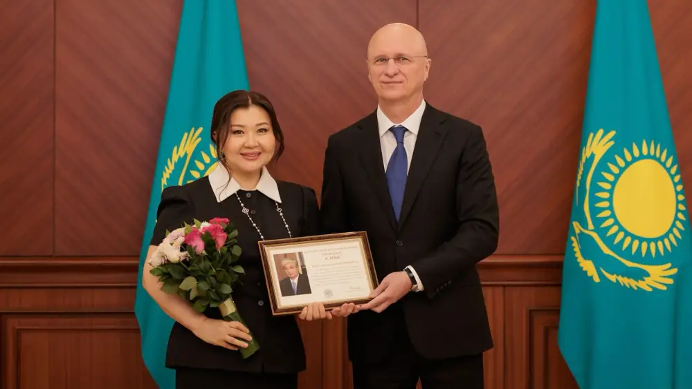 Первый заместитель Премьер-министра Роман Скляр вручил награды от имени Президента Казахстана сотрудникам государственных органов и представителям авиационной отрасли, принявших участие в эвакуации казахстанцев из стран Ближнего Востока (2)