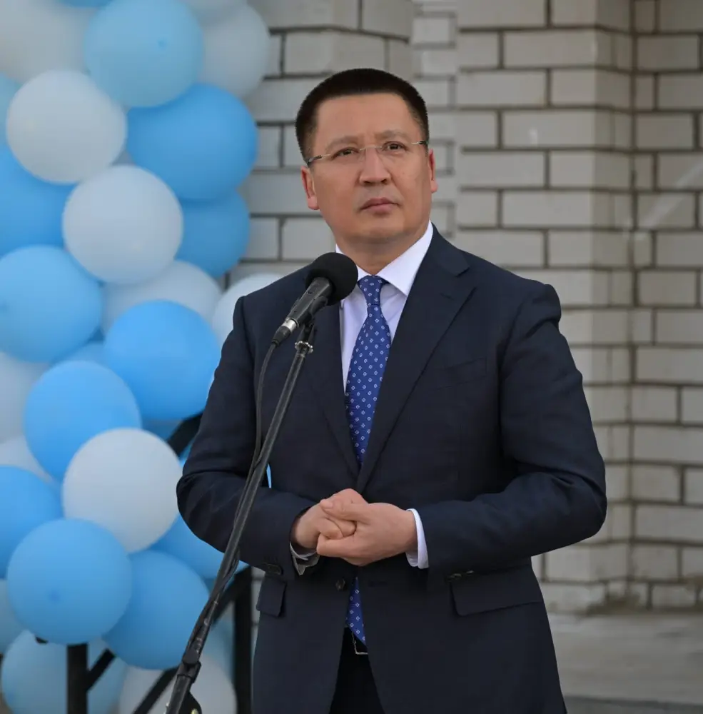 Аким области Асаин Байханов в ходе рабочей поездки в Актогайский район посетил новую детскую школу искусств «Балдаурен» и принял участие в церемонии вручения ключей новоселам 24-квартирного жилого дома (4)