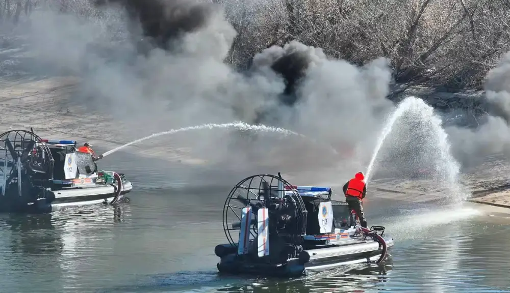 Спасатели МЧС усиливают готовность к природным пожарам с применением аэролодок (7)