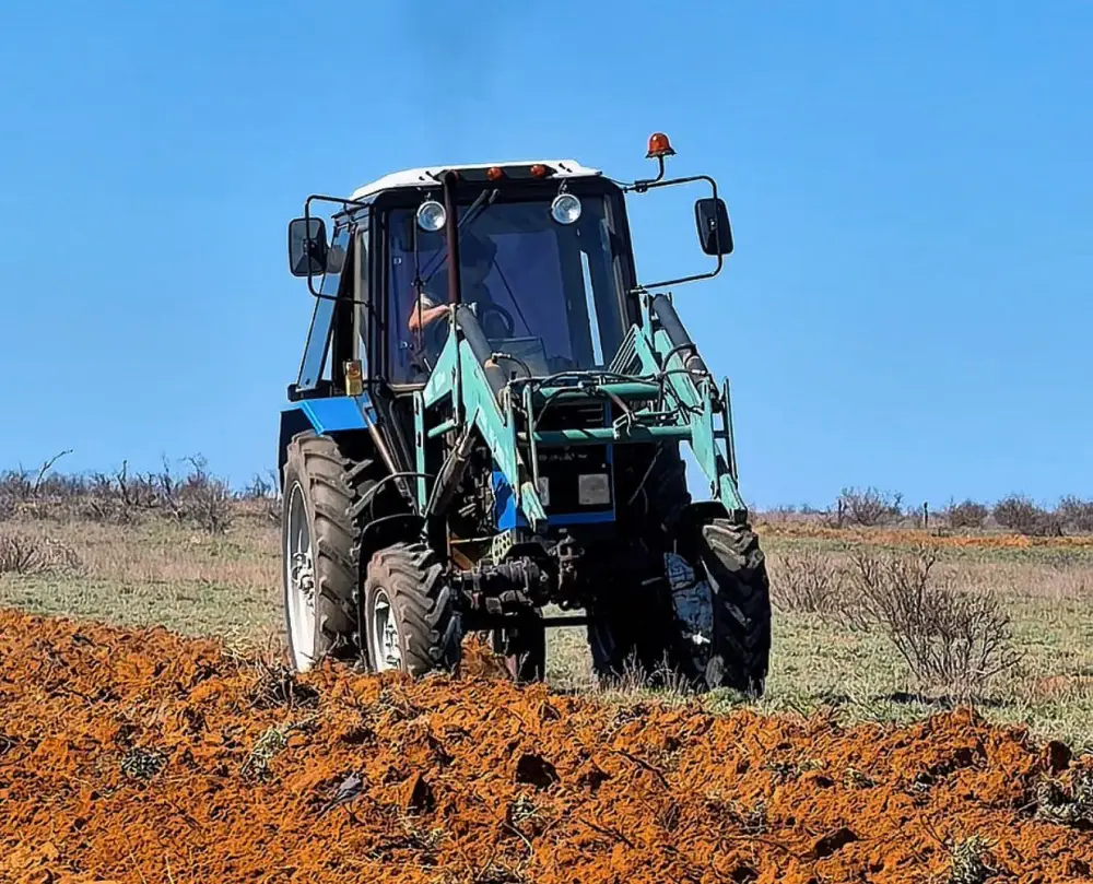 В Шалкарском районе набирают темпы весенне-полевые работы (4)