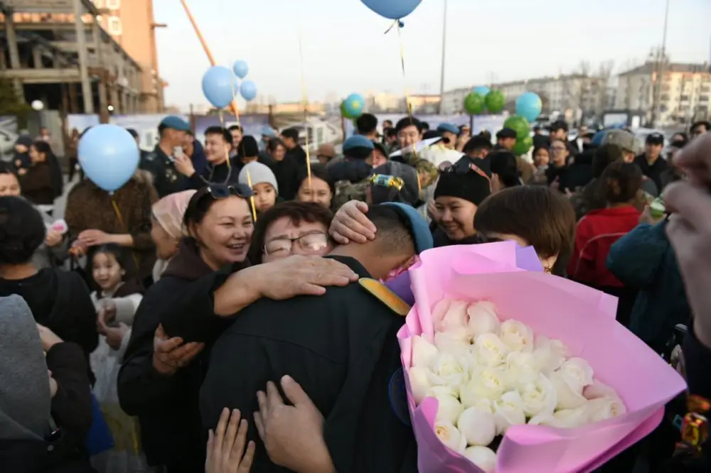 Возвращение солдат из армии: торжественная встреча на вокзале и массовое возвращение военнослужащих по всей стране Астане
