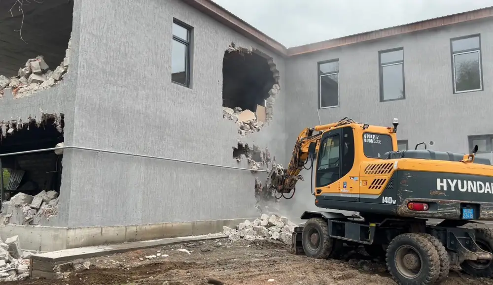 Снос незаконного кафе в Алматы начался Астане